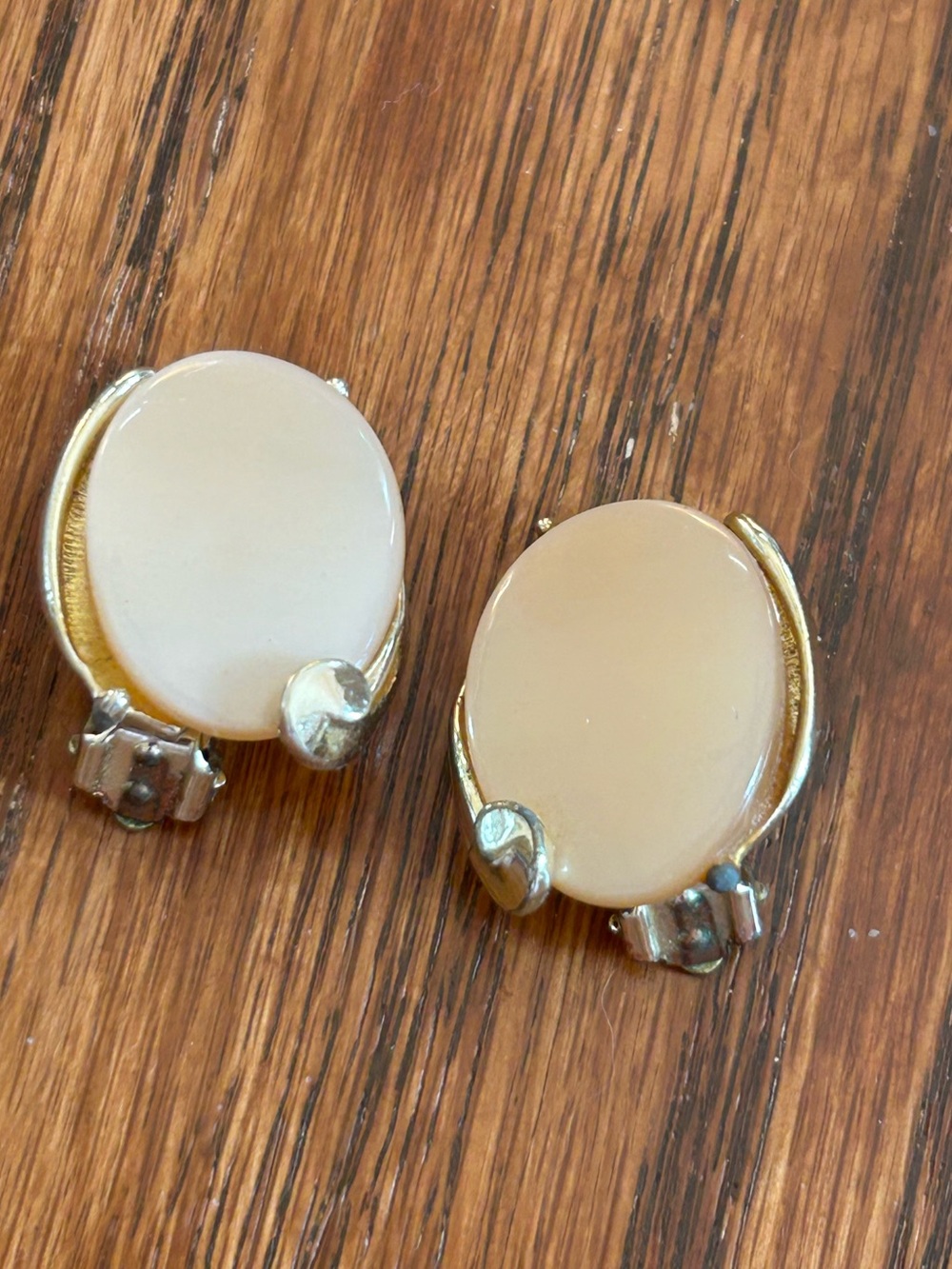 Vintage Unsigned Cream Thermoset Oval Cabochon Gold Tone Clip-On Earrings